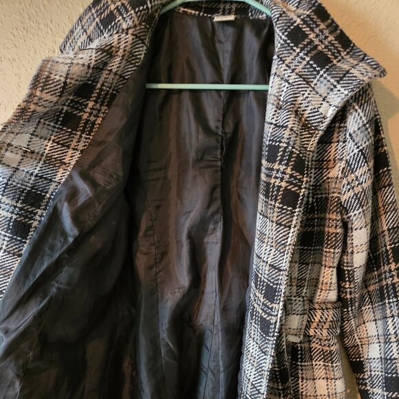 This is a fantastic vintage style coat of beige textured fabric. - Picture 3 of 8